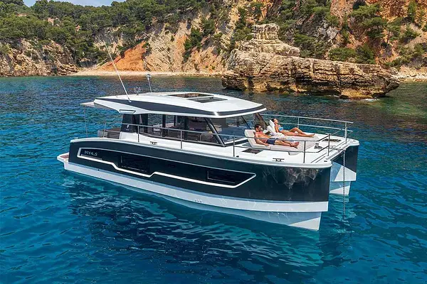Suay — силовой катамаран Fountaine Pajot
